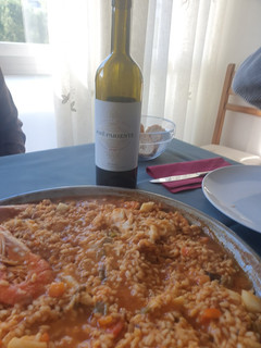 Una foto de Paella de marisco y merluza