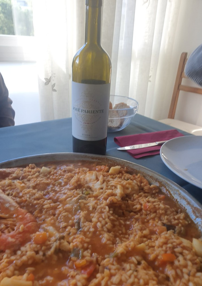 Una foto de Paella de marisco y merluza