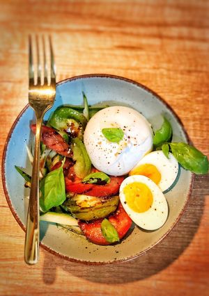 O poză a rețetei Salată cu burrata și ou.
