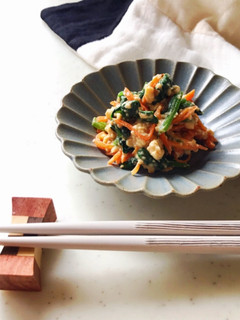 A picture of Sugar-free.Spinach and carrot salad dressed with "Tofu" and "Amazake".