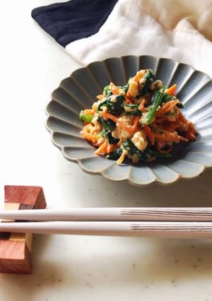 A picture of Sugar-free.Spinach and carrot salad dressed with "Tofu" and "Amazake".