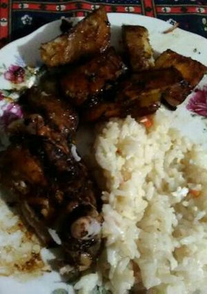 Una foto de Pollo al horno con salsa de soja y verduras