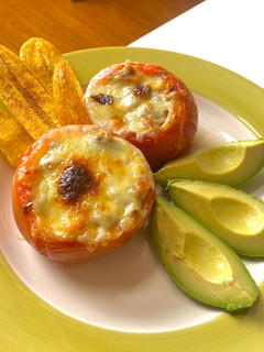 Una foto de Tomates rellenos de carne y verduras
