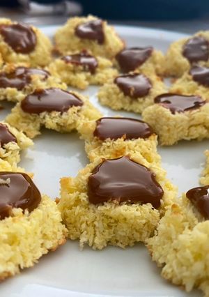 Una foto de Pepas de coco y dulce de leche