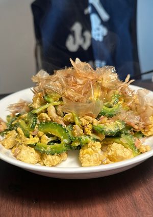 A picture of Stir fried bitter melon with bacon and egg in Okinawa style (ゴーヤチャン プルー).