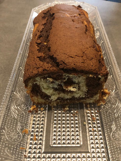 Une photo de Cake marbré chocolat - coco
