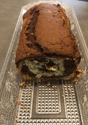 Une photo de Cake marbré chocolat - coco