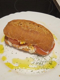Una foto de Bocadillo de pechuga de pavo con salsa de yogur 😜😋