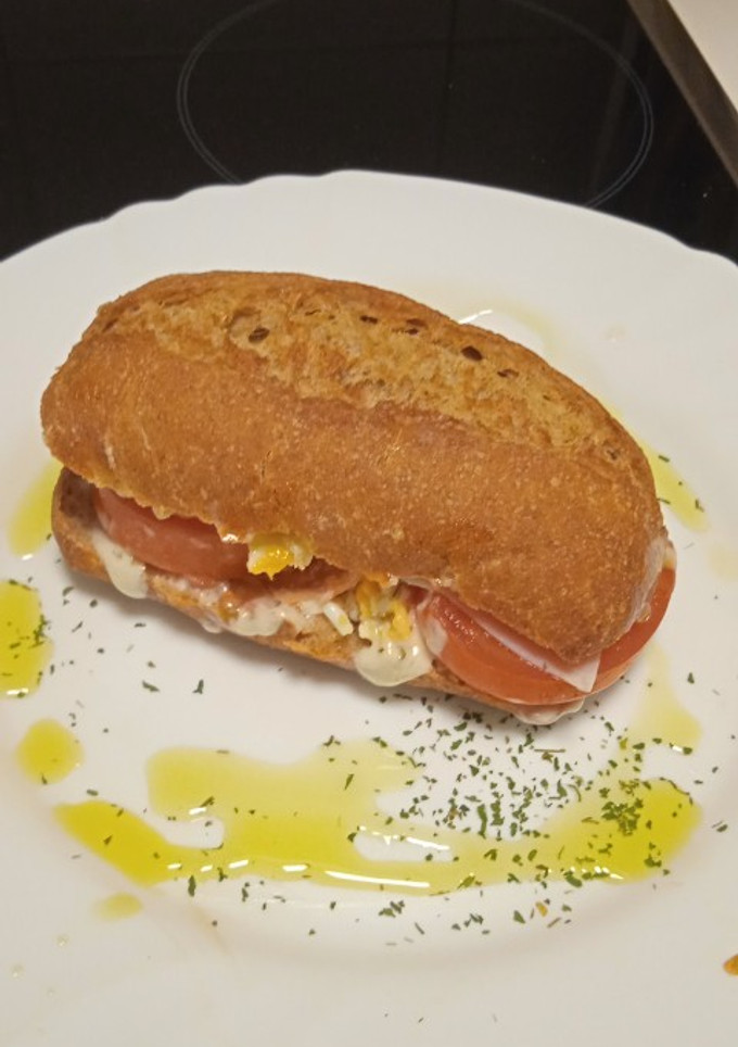 Una foto de Bocadillo de pechuga de pavo con salsa de yogur 😜😋