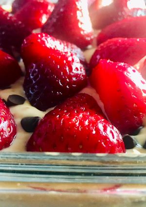Una foto de POSTRE DE 🍫CHOCOLATE🍫, DULCE DE LECHE🍯 Y 🍓🍓FRUTILLAS🍓🍓