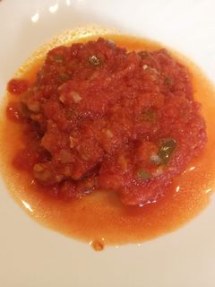Una foto de Atún con tomate