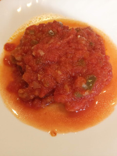 Una foto de Atún con tomate