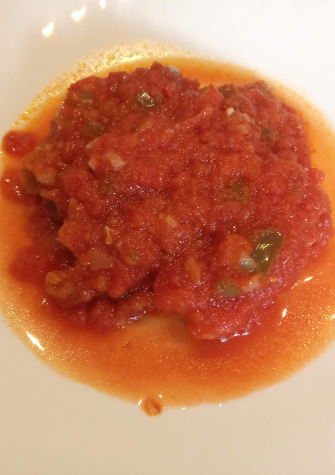 Una foto de Atún con tomate