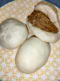 Carrilleras de cerdo desmigadas en pan bao