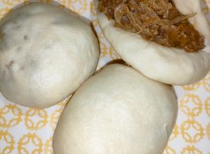 Una foto de Carrilleras de cerdo desmigadas en pan bao