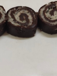 चॉकलेट स्विस रोल (Chocolate swiss roll recipe in Hindi) रेसिपी मुख्य फोटो