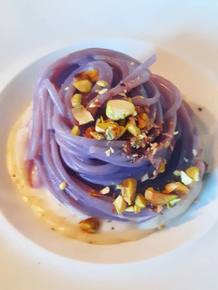 Foto di Spaghetti cavolo viola, fonduta di pecorino e pistacchi