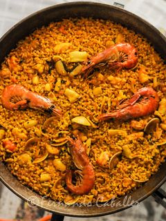 Una foto de Arroz con gambones en paella