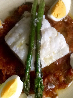 Una foto de Bacalao hervido en blanco sobre lecho de pisto con trigueros