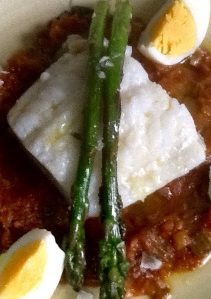 Una foto de Bacalao hervido en blanco sobre lecho de pisto con trigueros