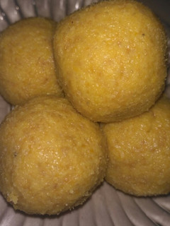 बेसन लड्डू (Besan ladoo recipe in hindi) रेसिपी मुख्य फोटो