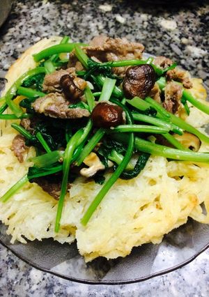 A picture of Crispy Stir-Fried Pho Noodles (Phở Chiên Giòn).
