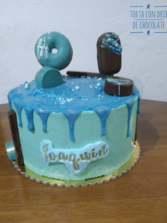 Una foto de Torta con drip de chocolate