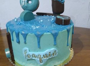 Una foto de Torta con drip de chocolate
