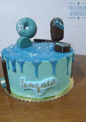 Una foto de Torta con drip de chocolate
