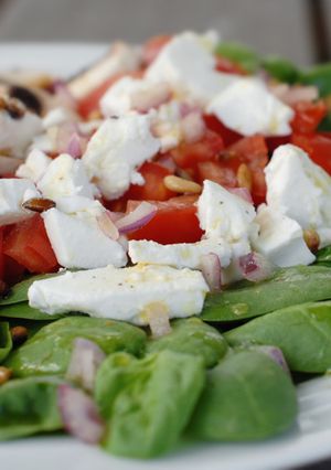 A picture of Zesty spinach salad.