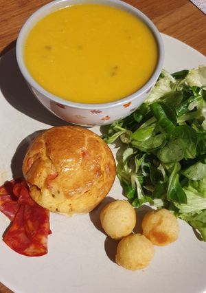 Une photo de Muffins salés au chorizo fromage tomate