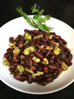 Una foto de Alubia roja con chorizo a las hierbas aromáticas