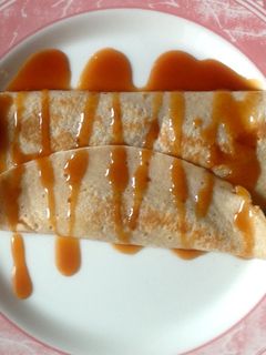 Una foto de Crepes de espelta con caramelo tipo toffe