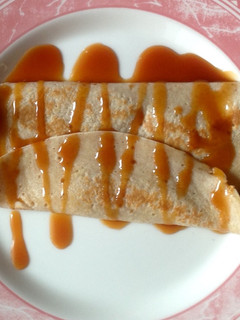Una foto de Crepes de espelta con caramelo tipo toffe