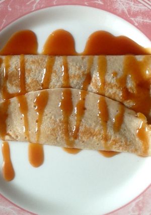 Una foto de Crepes de espelta con caramelo tipo toffe
