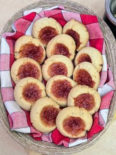 Una foto de Pepas fáciles, económicas, rendidoras, preparadas con el dulce que tengas 👀Ojitos de mermelada 👀