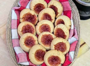 Una foto de Pepas fáciles, económicas, rendidoras, preparadas con el dulce que tengas 👀Ojitos de mermelada 👀