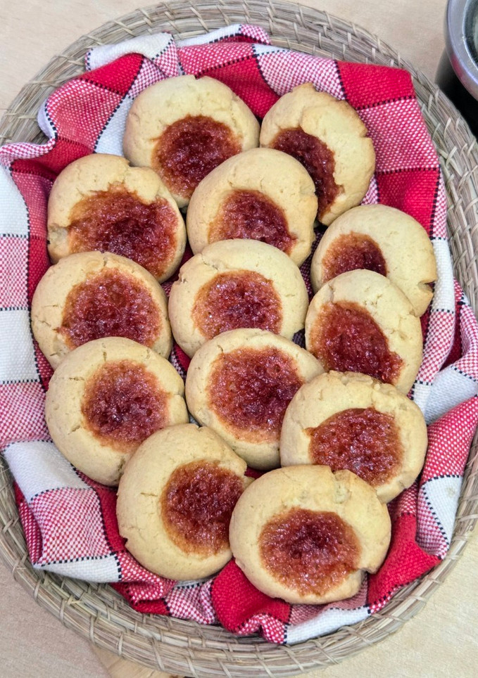 Una foto de Pepas fáciles, económicas, rendidoras, preparadas con el dulce que tengas 👀Ojitos de mermelada 👀
