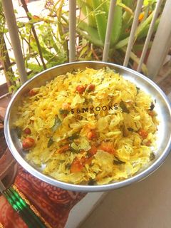 पातळ पोह्यांचा चिवडा (patal pohyancha chivda recipe in marathi) रेसिपी चे मुख्य फोटो