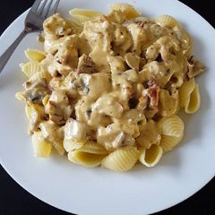 A picture of Sundried tomato chicken mushroom pasta.