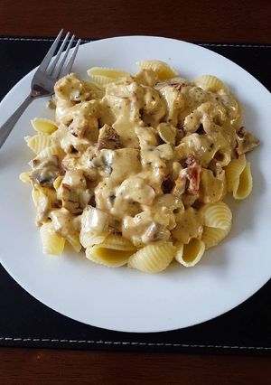 A picture of Sundried tomato chicken mushroom pasta.