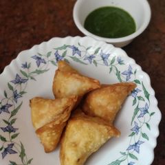 A picture of Aloo Matar Samosa.