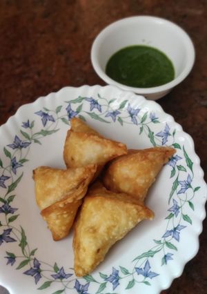 A picture of Aloo Matar Samosa.
