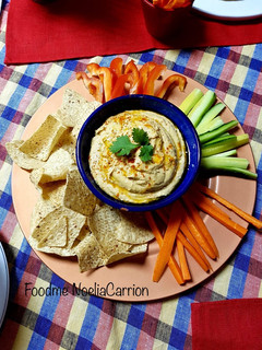 Una foto de Hummus tradicional con crudités y nachos