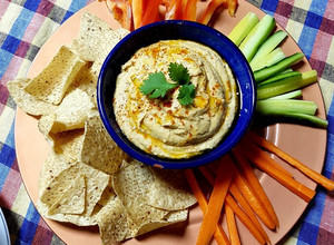 Foto principal de Hummus tradicional con crudités y nachos