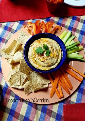 Foto principal de Hummus tradicional con crudités y nachos