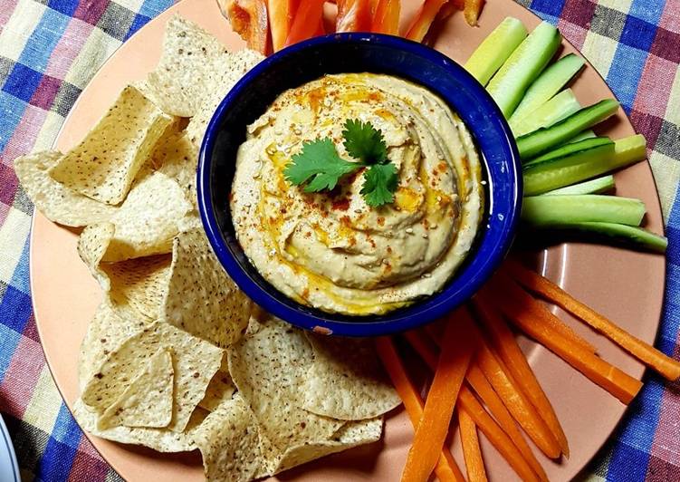 Hummus tradicional con crudités y nachos