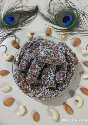 ખજૂર બિસ્કીટ ડ્રાય ફુટ રોલ (Khajur Biscuit Dry Fruit Roll Recipe In Gujarati) રેસીપી મુખ્ય ફોટો