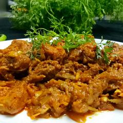 A picture of Dry coconut chicken sukkha.