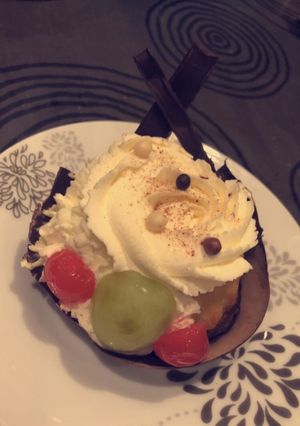 Une photo de Baba au rhum dans sa coquille chocolat